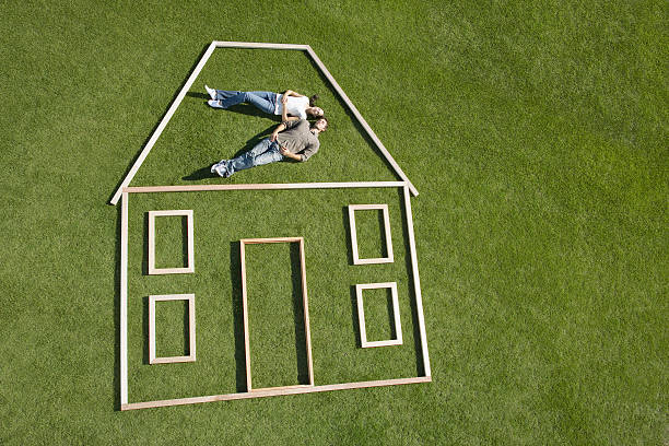 ułożony dom z patyków na trawniku